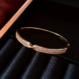 Bracelet plaqué or 18 carats avec boucle en zircon sur présentoir en velours noir