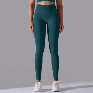 Detailansicht der nahtlosen High-Waist-Yogahose in Dunkelblaugrün mit breitem Rippbund
