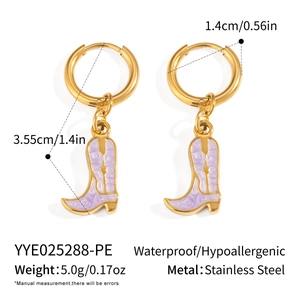 Vue détaillée des créoles en acier inoxydable doré 18 carats avec bottes violettes