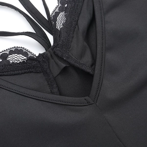 Détail de la dentelle délicate sur le décolleté en V d'une robe noire ajustée