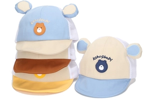 Sammlung süßer Baby-Bären-Baseballkappen in Pastellfarben mit atmungsaktivem Mesh.