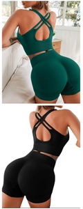 Détail du soutien-gorge de sport à dos croisé et du short côtelé sans couture noir et vert