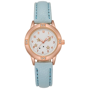 Détail de la montre enfant or rose avec cadran étoile lune et bracelet en cuir bleu clair