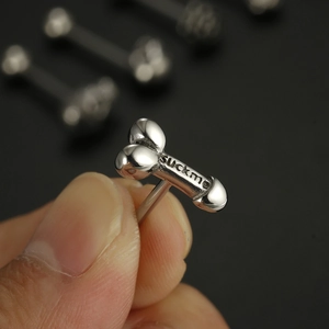 Piercing de langue en acier inoxydable en forme de pénis avec gravure suck me