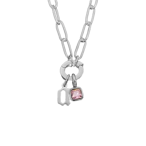 Halskette aus Edelstahl mit einem Kleinbuchstaben und einem rosa Kristallanhänger