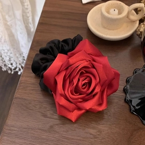 Chouchou fleur rose en satin rouge vintage français sur fond rétro très élégant