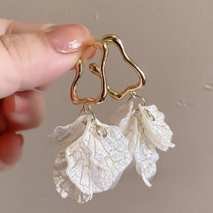 Détail de boucles d'oreilles fleur en argent 925 avec pétales irisés et or fini