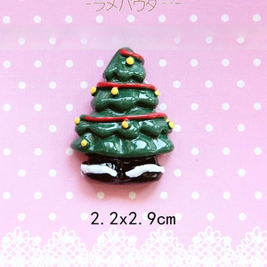 Macro detail of a 3D resin Christmas tree charm with 2.2x2.9cm dimensions for DIY crafts