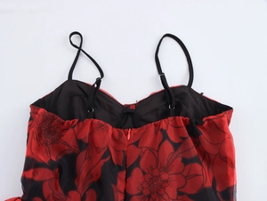 Détails de robe en organza à fleurs rouges et noires avec fermeture éclair
