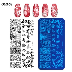 Vue macro d'une plaque de stamping pour ongles avec motifs de papillon et de rose DIY