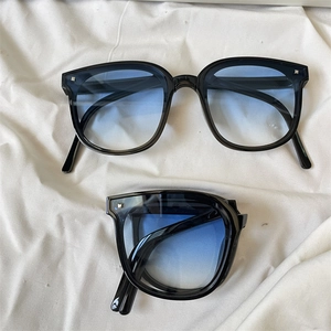 Foldable cat-eye sunglasses with black frames and blue gradient lenses for women
