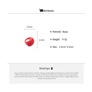 Detail view of red resin square ring showing dimensions 2.5cm and 6.2g weight