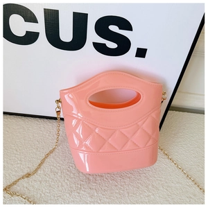 Dettaglio mini borsa a secchiello rosa in PVC con trama trapuntata e catena d'oro