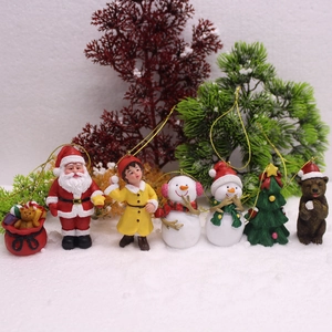 Set de figurines de Noël incluant Père Noël, bonhomme de neige et ours pour décoration