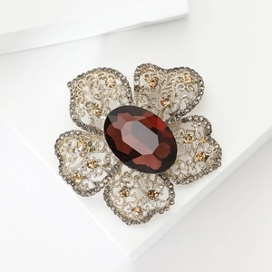 Broche florale vintage avec pierre précieuse rouge foncé et cristaux ambrés