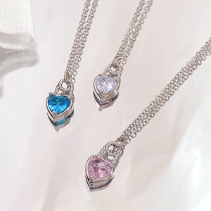 Nahaufnahme der Herzschloss-Anhänger in Blau, Violett und Rosa mit Zirkonia-Besatz