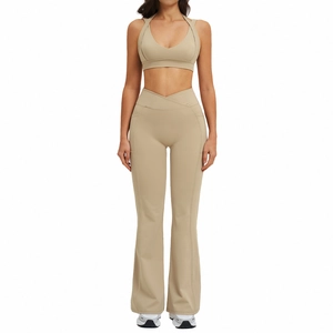 Ensemble de yoga deux pièces avec brassière col V et legging évasé taille haute beige sable