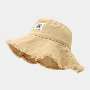 Cappello a secchiello retrò in tela kaki con bordi sfilacciati e toppa Brooklyn chic