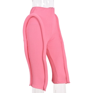 Vue détaillée du culotte rose à taille haute avec texture gaufrée et coutures incurvées