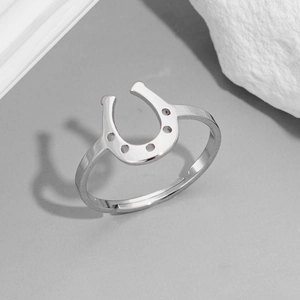 Bague fer à cheval en acier inoxydable argenté réglable avec détail à cinq trous