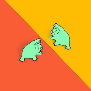 Broches rigolotes en émail de grenouille verte faisant un doigt d'honneur sur fond vif