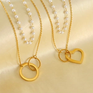 Collier Multirang Acier Inoxydable Plaqué Or 18K Künstliche Perle Fantaisie Pendentif Coeur Anneau Entrelacé Style Français Femmes
