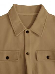 Detailansicht der kamelfarbenen Wolljacke mit Reverskragen und aufgesetzten Brusttaschen