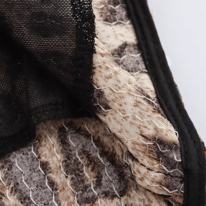 Gros plan du tissu à paillettes léopard avec coutures en maille noire sur robe