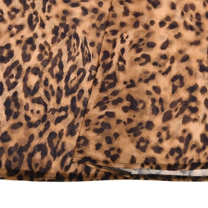 Gros plan sur tissu léopard avec taches marron et noires et couture de bord de qualité