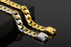 Détail de colliers maille gourmette en or et argent avec fermoirs de sécurité