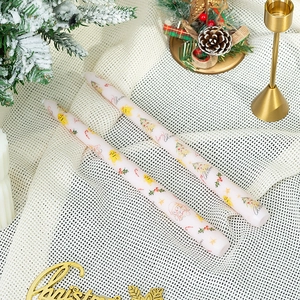Détail de bougies de Noël de 25 cm avec motifs Père Noël et bonhomme de pain d'épice sur maille