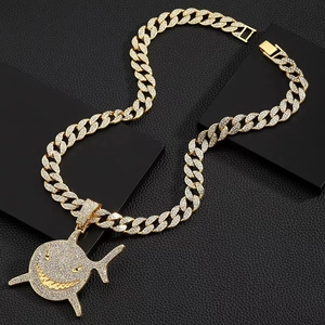 Collier hip hop pendentif requin avec diamants étincelants et chaîne cubaine dorée