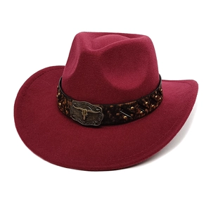 Détail du chapeau de cowboy bordeaux en feutre avec bandeau léopard et boucle taureau