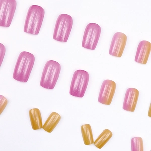 Glänzende Perlglanz-Farbverlauf-Nägel in Rosa und Gold auf weißem Hintergrund