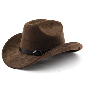 Makro-Detail des braunen Wildleder-Cowboyhuts mit schwarzem Lederband und silberner Metallschnalle