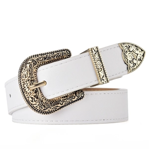 Dettaglio cintura in pelle PU bianca con fibbia e punta in metallo vintage inciso