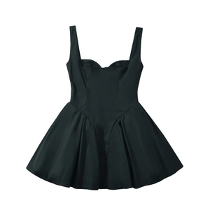 Robe noire sans manches avec taille style corset et jupe plissée évasée élégante