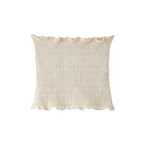 Détail du haut bandeau en maille crème avec bordures ondulées sur un fond blanc épuré