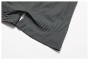 Gros plan détaillé du tissu en maille sans couture gris foncé et bord côtelé du short
