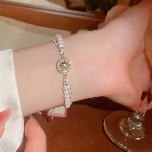 Elegantes zweilagiges Armband mit weißen Perlen, Silberkette und glitzerndem Sternanhänger