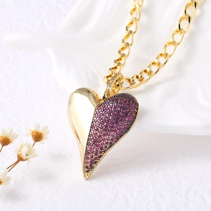 Grosse chaîne dorée avec un grand pendentif en forme de cœur orné de cristaux brillants