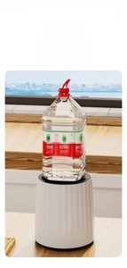 Strong load-bearing test of a white vertical striped rotating knife holder on a wooden counter