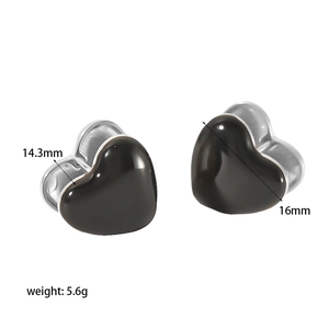 Detailed dimensions of double-sided black heart earrings with 18K gold and 5.6g weight
