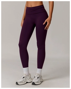 Gros plan sur un legging de yoga prune à taille haute avec tissu mat recyclé doux
