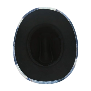 Détail de l'intérieur noir et du bord en denim bleu du chapeau de style jazz rétro