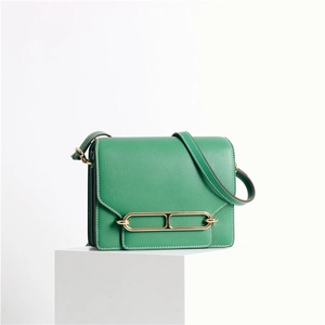 Borsa a tracolla in pelle verde con trama a grana e fibbia decorativa dorata