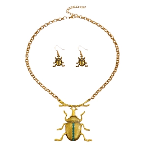 Set gioielli scarabeo vintage con placcatura in oro antico e cristalli blu su bianco
