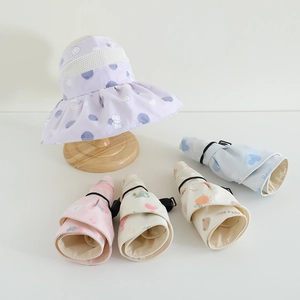 Vue détaillée de visières pliables pour enfants avec filet respirant et motifs d'ours