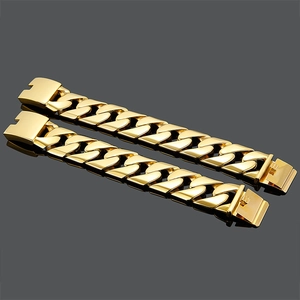 Gros plan de deux bracelets gourmette dorés avec fermoir cliquet sur surface miroir