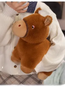 Gros plan d'une peluche capybara marron douce, montrant sa texture pelucheuse et sa taille